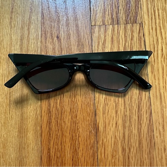 Retro Cateye Black Sunglasses - Picture 4 of 6